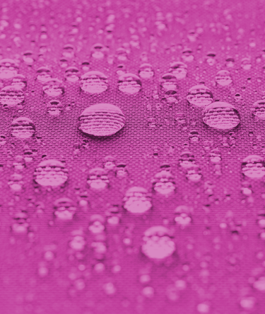 Nahaufnahme von wasserabweisendem Faltpavillon-Stoff in Pink mit Wassertropfen.