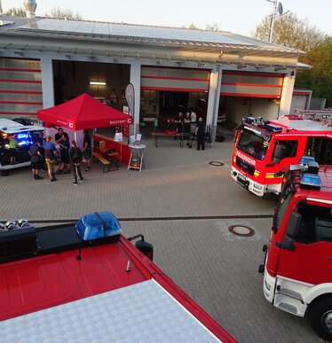 Zwarte 6x4 m opvouwbare gazebo met zijwanden gepersonaliseerd met het Becker Racing logo, gebruikt als motor paddock