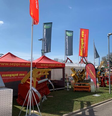 6x3 m groene promotiegazebo gepersonaliseerd met nationaal park logo en gesloten zijwanden binnen een historisch gebouw