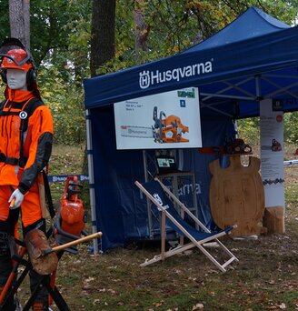 Rode 3x3 m opvouwbare gazebos met grijze zijwanden gepersonaliseerd met geel Seppi logo voor een buitententoonstelling - Ecotent