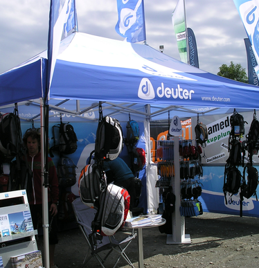 Zwarte 3x3 m gazebo gepersonaliseerd met X-Socks en X-Bionic logo met gesloten zijwanden voor een fietsevenement - Ecotent
