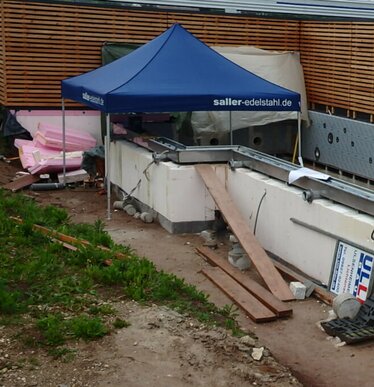 Rode 3x3 m opvouwbare gazebos met grijze zijwanden gepersonaliseerd met geel Seppi logo voor een buitententoonstelling - Ecotent