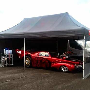 Witte 3x3 m opvouwbare gazebo gepersonaliseerd met rood Die Johanniter logo en zijwand met oproldeur.