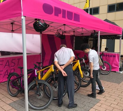 Pinkes Ecotent® Faltzelt 6x4 m mit OPIUM-Branding und E-Bike Ausstellung.