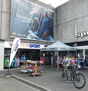 Witte 3x3 m gepersonaliseerde gazebo met bedrukking en halve hoogte zijwanden met toonbank voor drankservice op een festival
