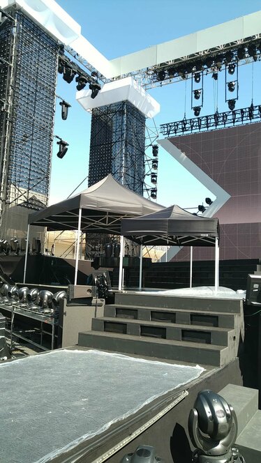 Zwarte 3x3 m en 4x4 m gazebos gebruikt op een concertpodium