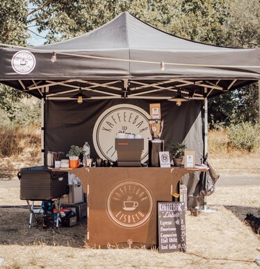 De opvouwbare gazebo dient als een mobiele bar. Onder de gazebo wordt heerlijke koffie verkocht.