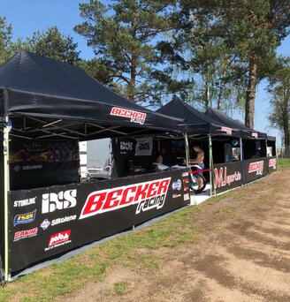 Rode 3x4,5 m brandweer gazebo met een rode zijwand en gepersonaliseerde witte tekst